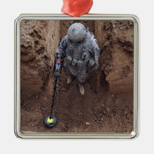 Ornement En Métal Un spécialiste recherche une cache d'armes