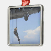 Ornement En Métal Un technicien en élimination d'explosifs (Gauche)