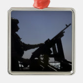 Ornement En Métal Un technicien maniant une mitrailleuse M240 en Ira (Devant)