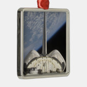Ornement En Métal Une vue partielle de Space Shuttle Endeavor (Droite)