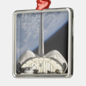 Ornement En Métal Une vue partielle de Space Shuttle Endeavor (Gauche)