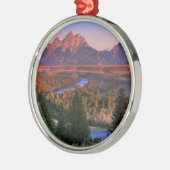 Ornement En Métal Une vue pendant le matin (Gauche)