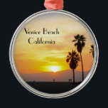 Ornement En Métal Venice Beach California Sunset Souvenir<br><div class="desc">Cette image photographique montre de grands palmiers en silhouette debout contre un magnifique coucher de soleil jaune, doré, orange et rouge sur l'océan Pacifique à Venice Beach, Californie. Ajoutez du texte en option ou vos dates de vacances pour un souvenir unique. Autre design exclusif original par Sonja Quidama Image Code...</div>