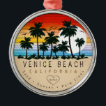 Ornement En Métal Venice Beach Californie Rétro Palmiers Souvenir<br><div class="desc">Design de plage rétro de Venice Beach pour des vacances. Venice Beach California Cities souvenir Vintage pour votre voyage à California Beach Towns. Art de plage de Venice Beach pour les vacanciers et les routards californiens. souvenir rétro de Venice Beach. Conception pour routards et voyage en Californie. Plage avec souvenir...</div>