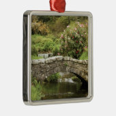 Ornement En Métal Vieux pont en pierre à travers un courant en parc (Droite)