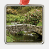 Vieux pont en pierre à travers un courant en parc