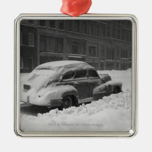 Ornement En Métal Voiture couverte par neige sur la rue B&W