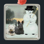 Ornement En Métal Westie & Scottie Construire un Snowman<br><div class="desc">Oui,  ils l'ont construit eux-mêmes ! ! Ce Westie et Scottie passent une bonne journée d'hiver ensemble ! Avez-vous un Westie et Scottie,  nous le faisons ! Ces designs sont créés à partir de mon oeuvre originale et disponibles sur les vêtements,  la nouveauté et les cadeaux! Profite ! !</div>