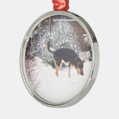 Ornement En Métal Winter snow scene with cute black and tan dog (Gauche)