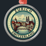 Ornement En Métal Zurich Suisse Illustration Insigne d'art de voyage<br><div class="desc">Design de voyage vectoriel rétro de Zurich. Les ruelles pittoresques du centre d'Altstadt (vieille ville),  de part et d'autre de la rivière Limmat,  reflètent son histoire d'avant-Moyen-Age.</div>