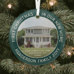 Ornement En Verre 1 photo Nouveau domicile Adresse Premier Noël Vert<br><div class="desc">Célébrez la joie de votre nouvel endroit avec une photo personnalisée "Premier Noël dans notre nouvelle maison" ornement de verre rond vert et blanc. L'image et le libellé de ce modèle sont simples à personnaliser. (CONSEIL DE CONCEPTION IMAGE & TEXTE : 1) Pour ajuster la position du texte, ajoutez des...</div>