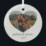 Ornement En Verre Best Friends Forever BFF Custom Heart Année photo<br><div class="desc">Célébrez votre lien incassable avec ce ornement de verre personnalisé avec un découpage photo en forme de coeur. Parfait pour les colocataires, les soeurs de sororité ou les meilleurs amis, cet ornement vous permet de customiser le texte et l'année, créant un souvenir significatif pour chérir votre amitié. La coupure du...</div>