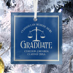 Ornement En Verre Bleu Blanc École de droit Noël<br><div class="desc">Cette coutume de l'école de droit bleu ornement de Noël pour un avocat présente les échelles blanches de justice pour la classe de 2025. Customisez avec votre année de diplôme sous l'élégante calligraphie pour un grand cadeau universitaire personnalisé.</div>
