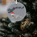 Ornement En Verre Chien blanc avec chapeau de Père Noël | Sleigh et<br><div class="desc">Un ornement de Noël personnalisé est une excellente façon de célébrer votre animal de compagnie à Noël. Un dessin d'un chapeau de Père Noël rouge et blanc est placé sur la photo d'un petit chien blanc moelleux. Une silhouette de Père Noël qui traîneau et rennes volant à travers le ciel...</div>
