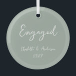 Ornement En Verre Couple engagé personnalisé Sage manuscrit manuscri<br><div class="desc">Célébrez votre premier Noël en couple engagé avec cet ornement de verre personnalisé, avec un script manuscrit fantaisiste en blanc sur un arrière - plan vert sage. Le design élégant et ludique ajoute une touche de charme et de sophistication à votre décor de vacances, ce qui en fait un parfait...</div>
