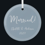 Ornement En Verre Couple marié personnalisé, écrit à la main bleu<br><div class="desc">Célébrez votre premier Noël en couple marié avec cet ornement de verre bleu foncé boho personnalisé. Doté d'une charmante écriture manuscrite, cet ornement affiche magnifiquement les noms de la mariée et du marié, ainsi que l'année. Le ton bleu terre ajoute une touche d'élégance naturelle, ce qui en fait un parfait...</div>