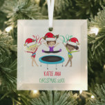 Ornement En Verre Cute Gymnastique Personnalisé Enfants Gymnaste Noë<br><div class="desc">Cette belle gymnastique personnalisée ornement de Noël comprend 3 filles gymnastes mignonnes portant des chapeaux de Père Noël et tenant une pose avec des rubans avec votre joli message personnalisé en rouge et vert. La blonde tient un ruban rouge, la brune saute sur un trampoline, et la fille afro-américaine tient...</div>