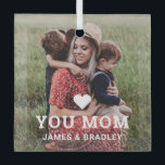Ornement En Verre Cute Heart Love You Maman Fête des Mères Photo<br><div class="desc">Cute Heart Love You Mom Mother's Mother's Day Photo Ornaments présente votre photo préférée avec le texte "(love heart) you Mom" en script blanc moderne avec vos noms ci-dessous. Personnalisez en modifiant le texte dans la zone de texte fournie et en ajoutant votre propre image. Fait le cadeau personnalisé parfait...</div>