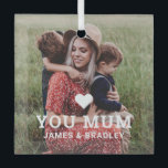 Ornement En Verre Cute Heart Love You Maman's Day Photo<br><div class="desc">Cute Heart Love You Mum Mother's Mother's Day Photo Ornaments présente votre photo préférée avec le texte "(love heart) you Mum" dans un script blanc moderne avec vos noms ci-dessous. Personnalisez en modifiant le texte dans la zone de texte fournie et en ajoutant votre propre image. Fait le cadeau personnalisé...</div>