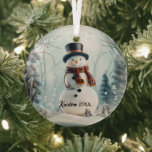 Ornement En Verre Cute Snowman à Snowglobe<br><div class="desc">Voici un gros plan d'une illustration d'un bonhomme de neige heureux par un pays merveilleux d'hiver dans un globe de neige.</div>