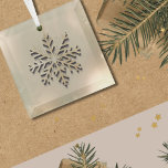 Ornement en verre de flocon de neige Champagne<br><div class="desc">Élevez votre décor de vacances avec cet exquis ornement en verre de Flamme de neige au Champagne. Dans un décor d'ivoire doux, un flocon de neige au champagne brossé occupe le devant de la scène, dégageant un sentiment d'enchantement et d'élégance. Cet ornement est un bel ajout à votre sapin de...</div>
