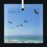 Ornement En Verre Destin Florida Beach Pélicans Noël<br><div class="desc">Ce magnifique décor de Noël de plage de Destin Florida présente les jolies eaux bleues et vertes de l'océan de Sandestin le long de la côte. Un troupeau de pélicans survolent le bord de mer.</div>