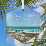 Ornement En Verre Destin Florida Beach Trip Ocean Keepsaké Noël<br><div class="desc">Cette magnifique plage de Destin Florida vacances gardienne de Noël ornement présente les jolies eaux bleu vert de l'océan de Sandestin le long de la côte. De jolis parapluies turquoises et bleus bordent le bord de mer en été devant l'herbe de la mer. Joli script blanc cursif pour ma ville...</div>