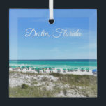 Ornement En Verre Destin Florida Coast Beach Umbrellas Photographie<br><div class="desc">Ce magnifique décor de Noël de plage de Destin Florida présente les jolies eaux bleues et vertes de l'océan de Sandestin le long de la côte. De jolis parapluies turquoises et bleus bordent le bord de mer en été devant l'herbe de la mer. Joli script blanc cursif pour ma ville...</div>