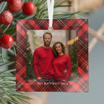 Ornement En Verre Festif Famille de Noël Photo Tartan Rouge Plaid<br><div class="desc">Un classique motif tartan plaid rouge derrière votre photo de famille de vacances pour un ornement festif et traditionnel de Noël. Simple et beau cadeau de Noël photo.</div>
