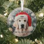 Ornement En Verre Golden Retriever avec Santa Hat<br><div class="desc">Ce magnifique design de Noël montre un doux Golden Retriever portant un chapeau de Père Noël rouge.</div>
