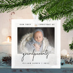 Ornement En Verre Grandparents photo minimaliste 1er Noël gris<br><div class="desc">Aidez-les à célébrer l'arrivée de leur premier petit-enfant avec cet ornement de photo minimaliste moderne. Le texte en gris fusain dit "Notre premier Noël en tant que grands-parents", avec le mot "grands-parents" dans le script d'écriture branché. Remplacez facilement l'exemple d'image par votre photo préférée du nouveau bébé, et ajoutez son...</div>