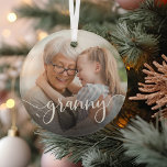 Ornement En Verre Granny Grandma Script Overlay<br><div class="desc">Créez un cadeau sucré pour une grand-mère spéciale avec ce magnifique ornement personnalisé. "Granny" apparaît comme un élégant script blanc superposé sur votre photo préférée de grand-mère et de son petit-enfant ou petits-enfants.</div>