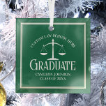 Ornement En Verre Green White School Graduation Christmas<br><div class="desc">Cette école de droit vert coutume ornement de Noël pour un avocat présente les échelles blanches de justice pour la classe de 2025. Customisez avec votre année de diplôme sous l'élégante calligraphie pour un grand cadeau universitaire personnalisé.</div>
