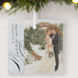 Ornement En Verre Joyeux et marié Script photo verticale Flocon de n<br><div class="desc">Joyeux & Marié ornement photo avec photo verticale, calligraphie élégante et délicats flocons de neige blancs sur une bordure gris argenté. Le modèle photo est prêt pour vous à ajouter votre photo, et votre année mariage. Si vous rencontrez des problèmes de placement, essayez de recadrer votre photo au format portrait...</div>