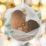 Ornement En Verre Mariage de Noël Keepsaké Élégant Script photo<br><div class="desc">Créez votre propre garde mariage avec cet élégant ornement de verdure Joyeux et Marié Photo Verre de Vacances. Ce design moderne et chic présente des illustrations d'aquarelle aux branches d'eucalyptus. Ajoutez deux photos personnalisées à l'avant et à l'arrière, des noms nouvellement mariés et un texte personnalisé. Montrez tout votre amour...</div>
