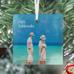 Ornement En Verre Mele Kalikimaka Beach Photo Island Noël<br><div class="desc">Un décor de Noël de plage tout simplement magnifique avec une photo de famille de vos vacances sur les îles tropicales et Mele Kalikimaka écrit en écriture blanche pour un cadeau de vacances hawaïen. Personnalisez avec votre nom pour un séjour d'été.</div>