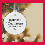 Ornement En Verre Nos premiers Noël Noms Année Garde<br><div class="desc">Prenez le moment de votre premier Noël avec notre CUSTOM "Our First Christmas" Couple's Names and Year Keepsaké Glass Ornament. Personnalisé juste pour vous, cet ornement enchanteur commémore magnifiquement le début de votre voyage en tant que Nouveaux mariés, faisant de chaque saison des fêtes une célébration chère de l'amour et...</div>