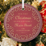Ornement En Verre Notre premier Noël dans notre nouvelle maison Faux<br><div class="desc">Premier Noël dans<add name="" of="" your="" street="">Rue dans classique et simple serif et écriture cursive typographie sur un arrière - plan rouge avec des courbes en faux or orné.</add></div>