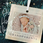 Ornement En Verre Notre premier Noël en grands-parents Moderne Chic<br><div class="desc">Design est composé de typographie chic moderne avec sans serif et serif police. Ajoutez une photo personnalisée du bébé et de l'année.</div>