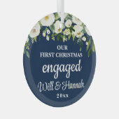 Ornement En Verre Notre premier Noël engagé couple personnalisé (Avant droite)