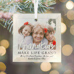 Ornement En Verre Petits-enfants font la vie Grand 1 Photo Grand-par<br><div class="desc">Célébrez les joies simples des vacances avec une photo personnalisée en noir et blanc carré ornement de verre. Image et toute la formulation de ce modèle sont faciles à personnaliser, y compris la citation qui dit "Les petits-enfants font la vie grand." (CONSEIL EN MATIÈRE DE PLACEMENT D'IMAGE : Un moyen...</div>