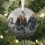 Ornement En Verre Photo de famille moderne Merry & Bright Calligraph<br><div class="desc">A créer votre propre ornement en verre de famille de typographie simple et élégant. un souvenir parfait pour vos voeux de Noël pour garder le moment capturé pour toujours. Ce ornement unique et chic a une élégante typographie exceptionnelle du nom et de l'année de la famille qui sont personnalisables en...</div>