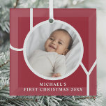 Ornement En Verre Photo de Noël personnalisée du bébé garçon<br><div class="desc">L'élégant vêtement photo de Noël de ce bébé garçon est décoré du mot JOY sur un arrière - plan rouge marron. Facilement personnalisable avec votre photo,  nom et année.</div>