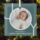 Ornement En Verre Photo de Noël personnalisée pour bébé Vert<br><div class="desc">Cet élégant ornement photo de Noël pour bébé est décoré avec le mot JOY sur un arrière - plan vert foncé. Facilement personnalisable avec votre photo,  nom et année.</div>