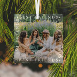 Ornement En Verre Photo et nom(s) des meilleurs amis | Verre de best<br><div class="desc">Commémorez une amitié avec cet élégant ornement en verre photo de bestie. Le design présente une image de votre choix, encadrée de typographie blanche "BEST AMIS" avec de mignons petits espaceurs de coeur et nom/s. Faites un cadeau parfait pour les anniversaires, noël ou juste parce que! Tout le texte est...</div>