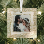 Ornement En Verre Photo Gold Swirls<br><div class="desc">Votre photo préférée est présentée sur un ornement en verre carré avec un arrière - plan tourbillon blanc et or. Personnalisé et téléchargez votre propre image pour créer des ornements d'arbre de Noël pour vous-même ou donner comme cadeau à la famille, amis, parents et grands-parents! PLUS DE DESIGNS dans notre...</div>