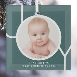 Ornement En Verre Photo Green de garde personnalisée de Noël du bébé<br><div class="desc">Cet élégant ornement photo de Noël de gardien est décoré du mot JOY en typographie blanche sur un arrière - plan vert. Facilement personnalisable avec votre photo,  nom et année.</div>