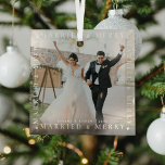 Ornement en verre photo moderne marié & joyeux cou<br><div class="desc">Commémorez votre mariage cette année avec ce couple en verre photo ornement. Avec le texte 'MARRIED & MERRY' en typographie blanche encadrant une image de votre choix,  mignon espaceurs de coeur blanc,  nom et année.</div>