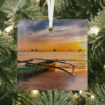 Ornement En Verre Plages tropicales | Boracay's White Beach<br><div class="desc">Cette photo extraordinaire de Getty Images montre un petit bateau sur la rive de la plage de Boracay au coucher du soleil.</div>