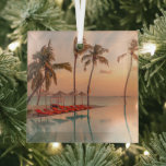 Ornement En Verre Plages tropicales | Maldives Tropical Beach & Pool<br><div class="desc">Cette photo Getty Images extraordinaire dispose d'une piscine de plage d'été au coucher du soleil par une journée ensoleillée avec reflet de palmiers,  paysage tropical,  hôtel île exotique.</div>